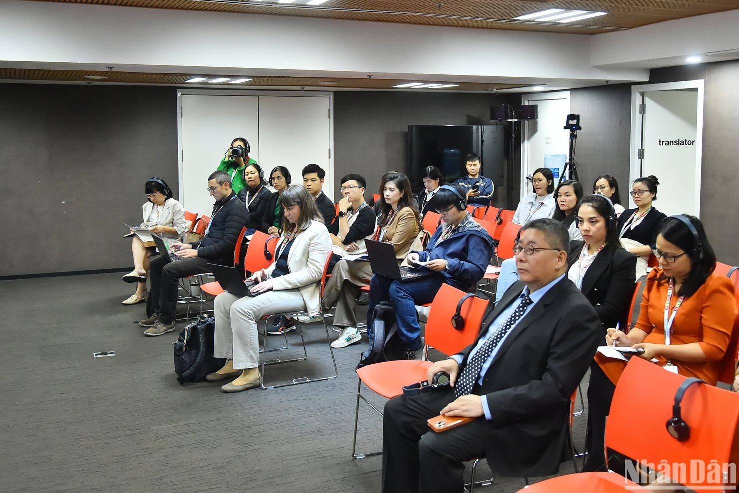 Các cơ quan thông tấn trong nước và quốc tế tác nghiệp tại cuộc họp báo. Ảnh: Thủy Nguyên