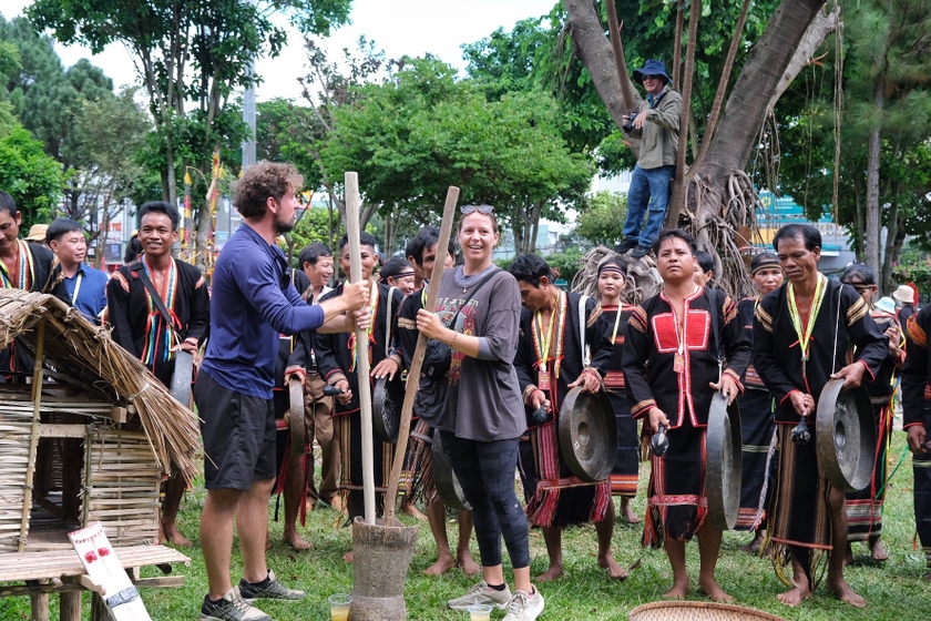 Du khách nước ngoài ngải triệm văn hóa bản địa tại Festival văn hóa cồng chiêng Gia Lai năm 2023. Ảnh: Hoàng Ngọc