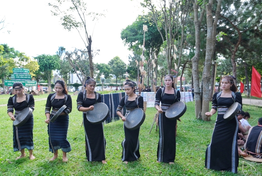 Sắc phục xanh đen là đặc trưng nổi bật của dân tộc K'ho Sre tỉnh Lâm Đồng. Ảnh: Hoàng Ngọc