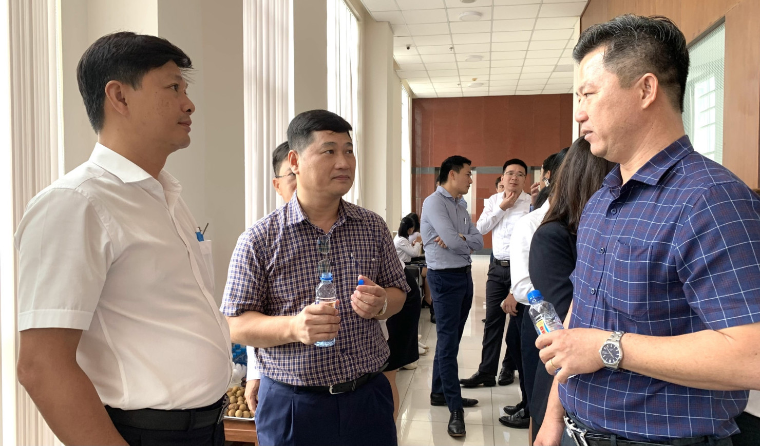 Đại diện các doanh nghiệp, ngân hàng trao đổi bên lề hội nghị. Ảnh: Thanh Hồng