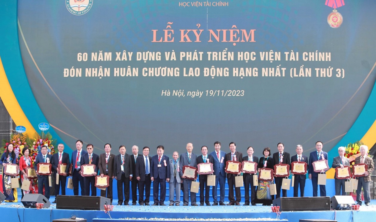 Gi&aacute;m đốc Học viện T&agrave;i ch&iacute;nh, PGS. TS. Nh&agrave; gi&aacute;o Nh&acirc;n d&acirc;n, Nguyễn Trọng Cơ trao biểu trưng Nh&agrave; gi&aacute;o ti&ecirc;u biểu vinh danh c&aacute;c nh&agrave; gi&aacute;o ti&ecirc;u biểu qua c&aacute;c thời kỳ.&nbsp;