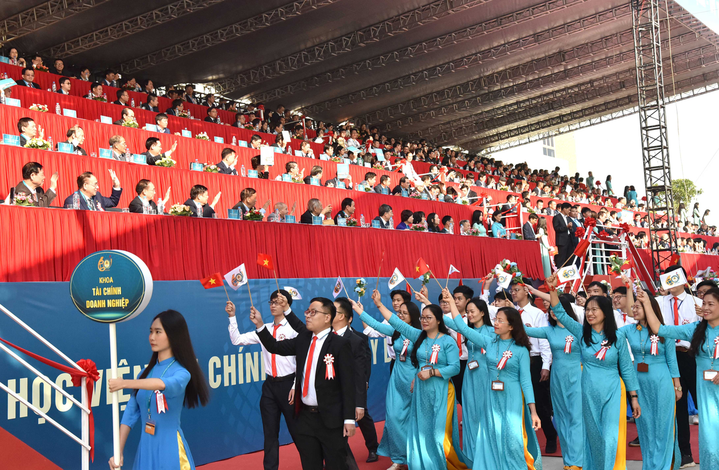 Sinh vi&ecirc;n Học viện T&agrave;i ch&iacute;nh diễu h&agrave;nh tại Lễ kỷ niệm
