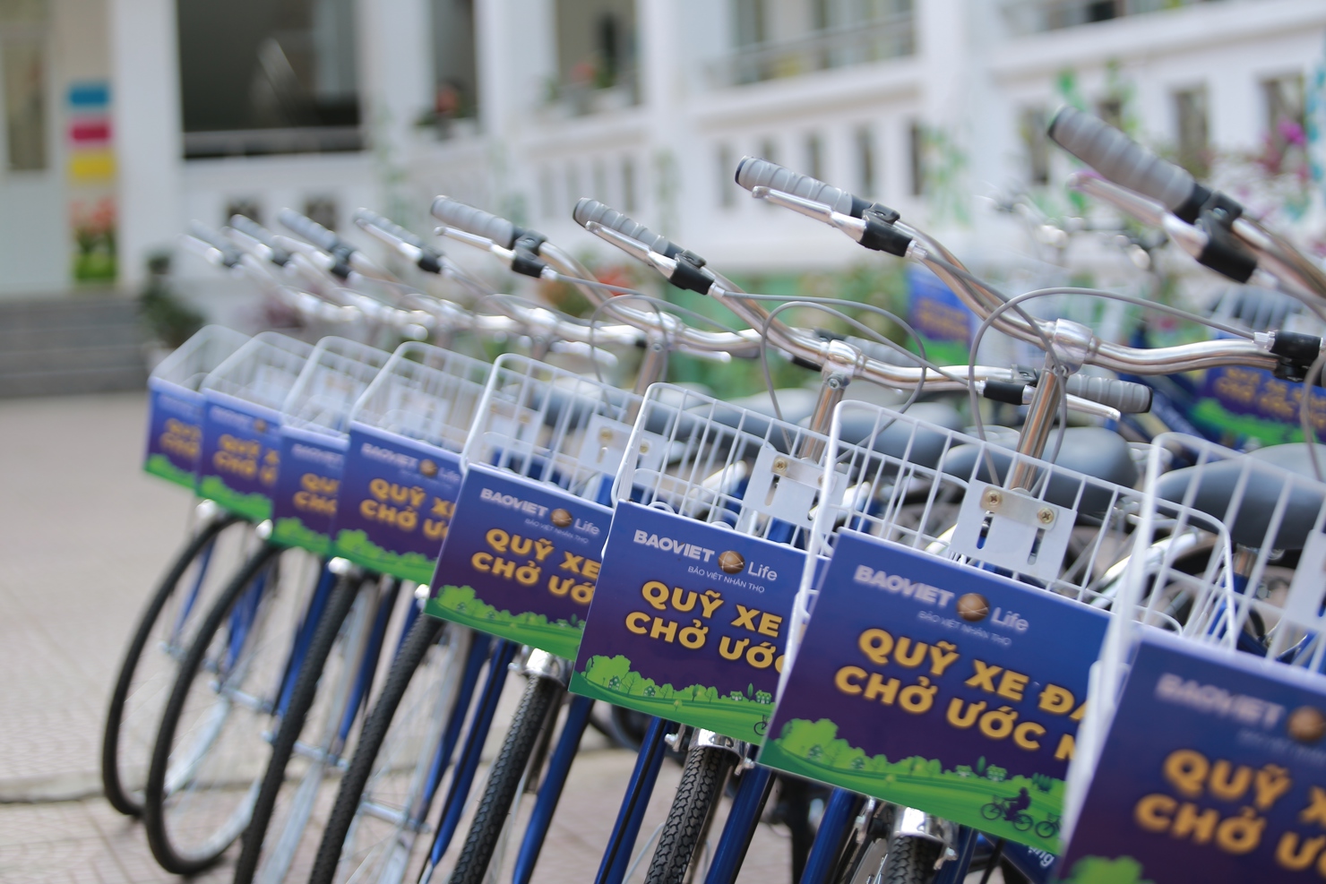 H&agrave;ng trăm chiếc xe đạp "chở ước mơ" đ&atilde; được trao tận tay c&aacute;c em.