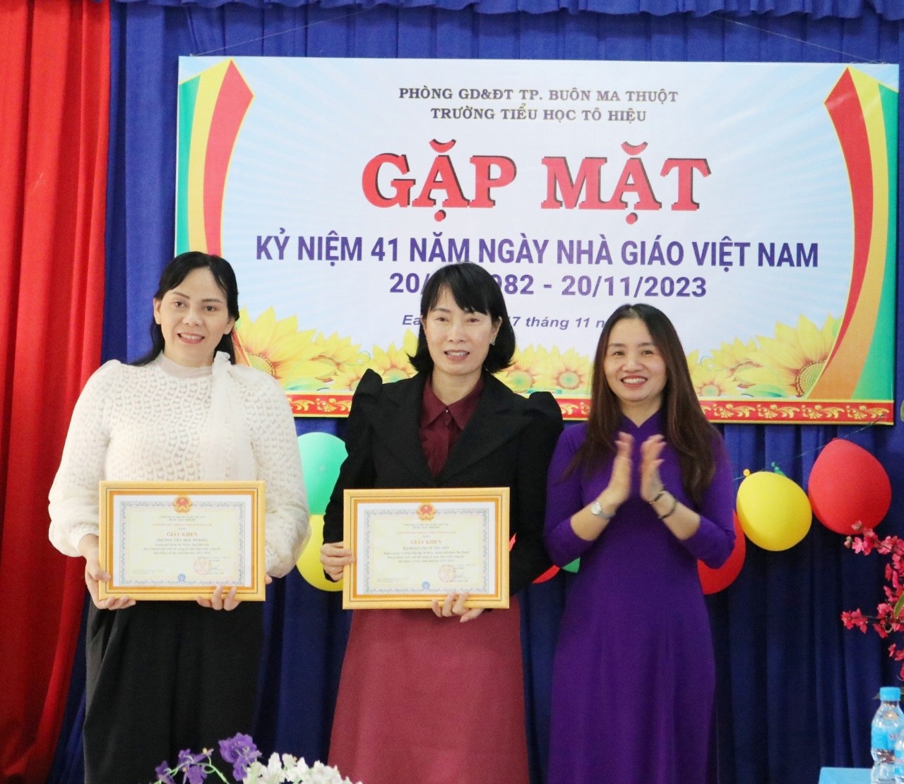 Đại diện BHXH tỉnh Đắk Lắk trao tặng giấy khen cho tập thể Trường Tiểu học Tô Hiệu và cô giáo Đoàn Thị Tuyết Yến.