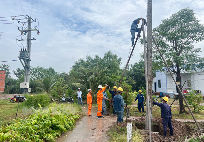 Đưa lưới điện về xã Mỹ An, huyện Thạnh Phú. Ảnh: Thành Châu