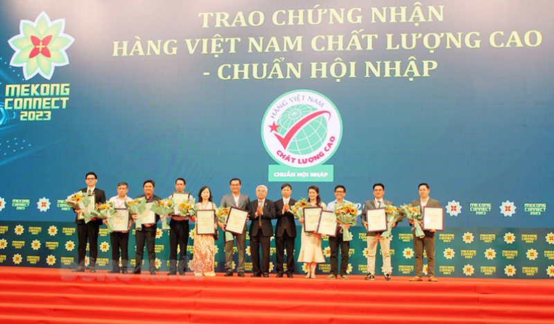 Trao chứng nhận hàng Việt Nam chất lượng cao - chuẩn hội nhập cho các doanh nghiệp.