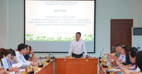 Giám đốc Sở Thông tin và Truyền thông Hà Nội Nguyễn Việt Hùng chủ trì Hội nghị. Ảnh: VGP/MInh Anh