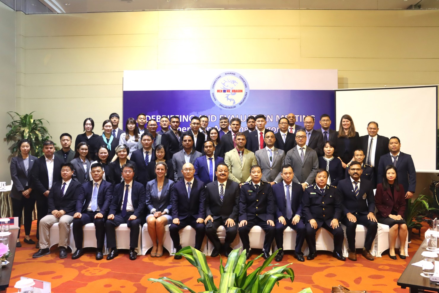 C&aacute;c đại biểu chụp ảnh lưu niệm.