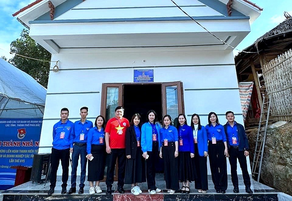 Đoàn viên, thanh niên Cục DTNN khu vực Đông Bắc tham gia khánh thành, bàn giao công trình thanh niên tại xã Kim Quan, huyện Yên Sơn, Tuyên Quang.