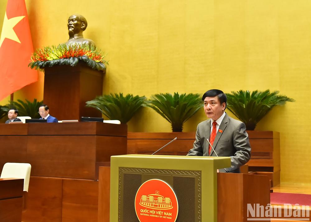 Tổng Thư ký Quốc hội, Chủ nhiệm Văn phòng Quốc hội Bùi Văn Cường trình bày Tờ trình về việc điều chỉnh chương trình Kỳ họp thứ 6, Quốc hội khóa XV. Ảnh: Thủy Nguyên.