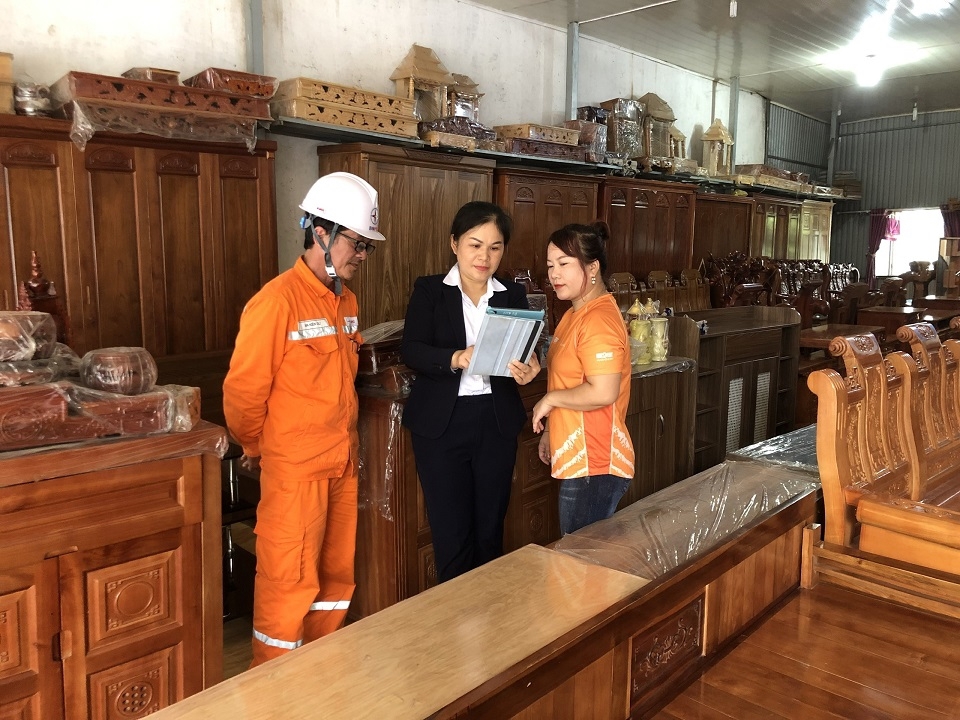 Công ty Điện lực Cao Bằng kiểm tra sử dụng điện bằng ứng dụng CMIS Mobile
