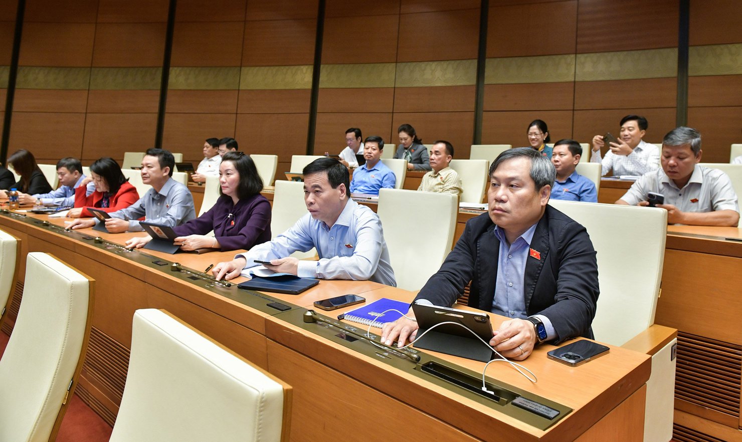 Các đại biểu Quốc hội nhấn nút biểu quyết thông qua Luật Viễn thông (sửa đổi).