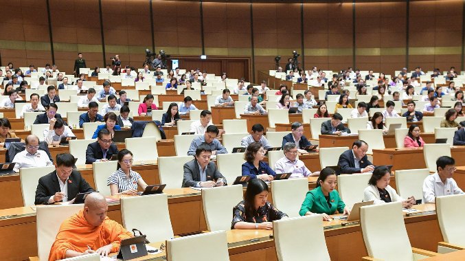 Các đại biểu Quốc hội ấn nút thông qua Luật Quản lý, bảo vệ công trình quốc phòng và khu quân sự. Ảnh: QH.