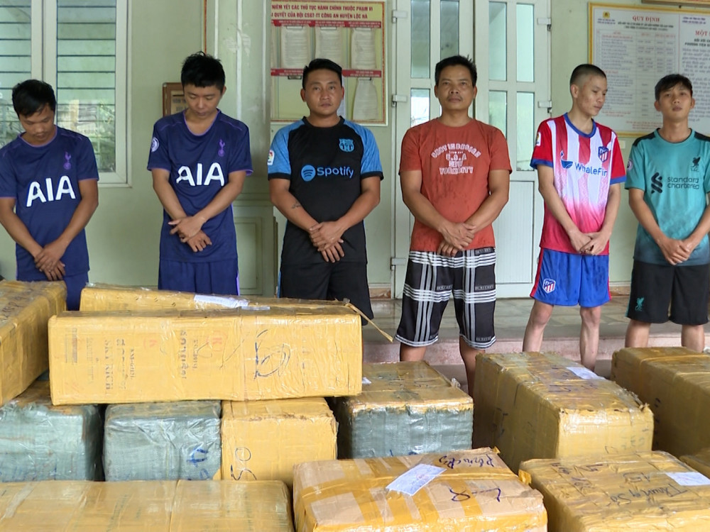 Các đối tượng trong đường dây cùng tang vật tại cơ quan công an. Ảnh: CAHT