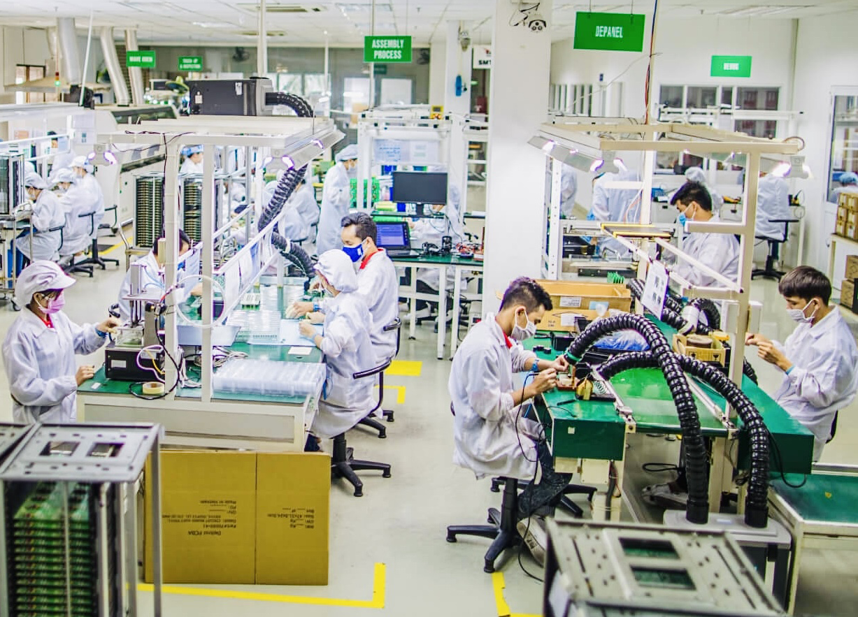 Hoạt động sản xuất tại Công ty TNHH East West Industries Việt Nam. Ảnh : Ngọc Thanh