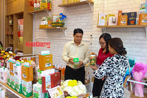 Một số sản phẩm OCOP của Hậu Giang được trưng bày tại cửa hàng chi nhánh Hậu Giang.  Ảnh: Y.Linh