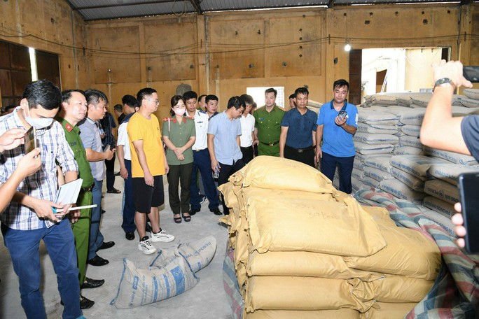 Ma tu&yacute; giấu trong bao xi-măng. Ảnh:C04