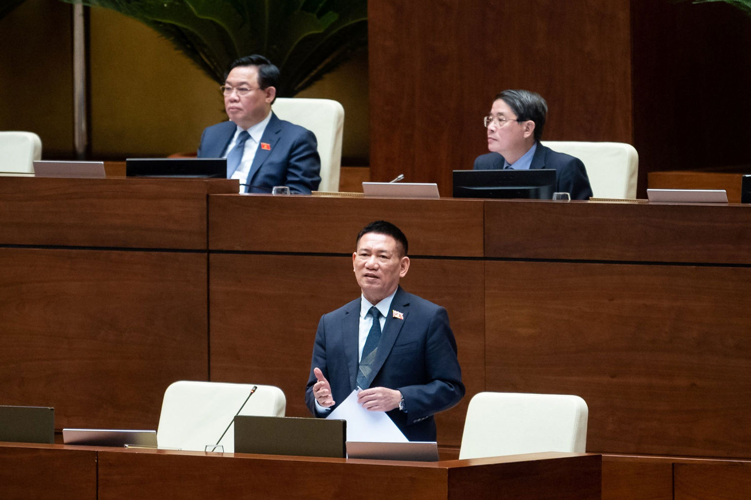 Bộ trưởng Bộ Tài chính Hồ Đức Phớc giải trình làm rõ vấn đề đại biểu Quốc hội nêu. Ảnh: VPQH