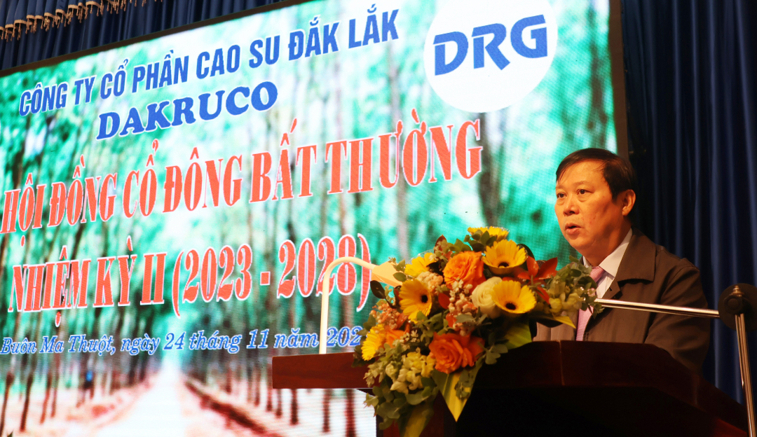 Ông Nguyễn Viết Tượng - Chủ tịch HĐQT Công ty Cổ phần Cao su Đắk Lắk báo cáo về tình hình hoạt động của công ty.