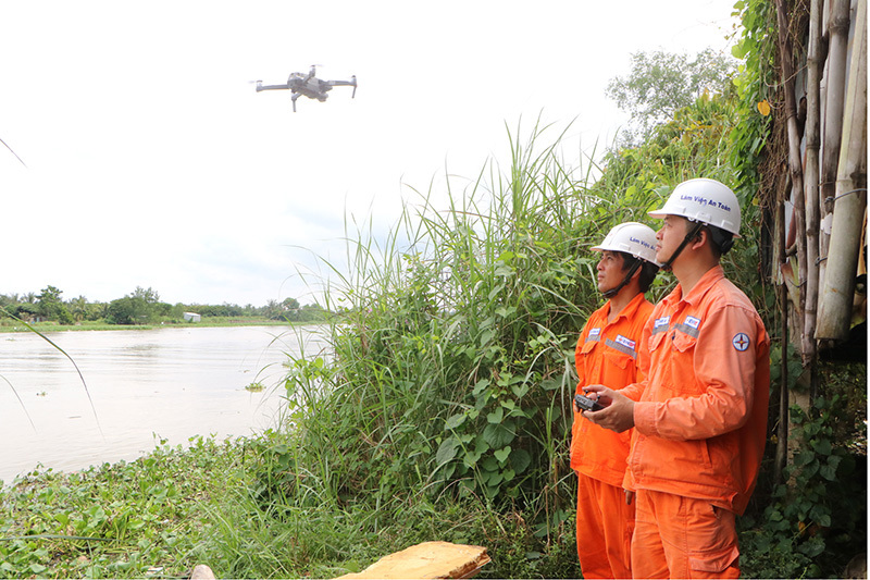 Nhân viên Điện lực Châu Thành sử dụng flycam để kiểm tra các vị trí khó tiếp cận trên lưới điện 22kV, 110kV