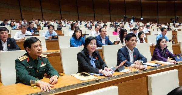Các đại biểu Quốc hội bấm nút biểu quyết thông qua Nghị quyết thí điểm một số cơ chế, chính sách đặc thù về đầu tư xây dựng công trình giao thông đường bộ. Ảnh: VPQH