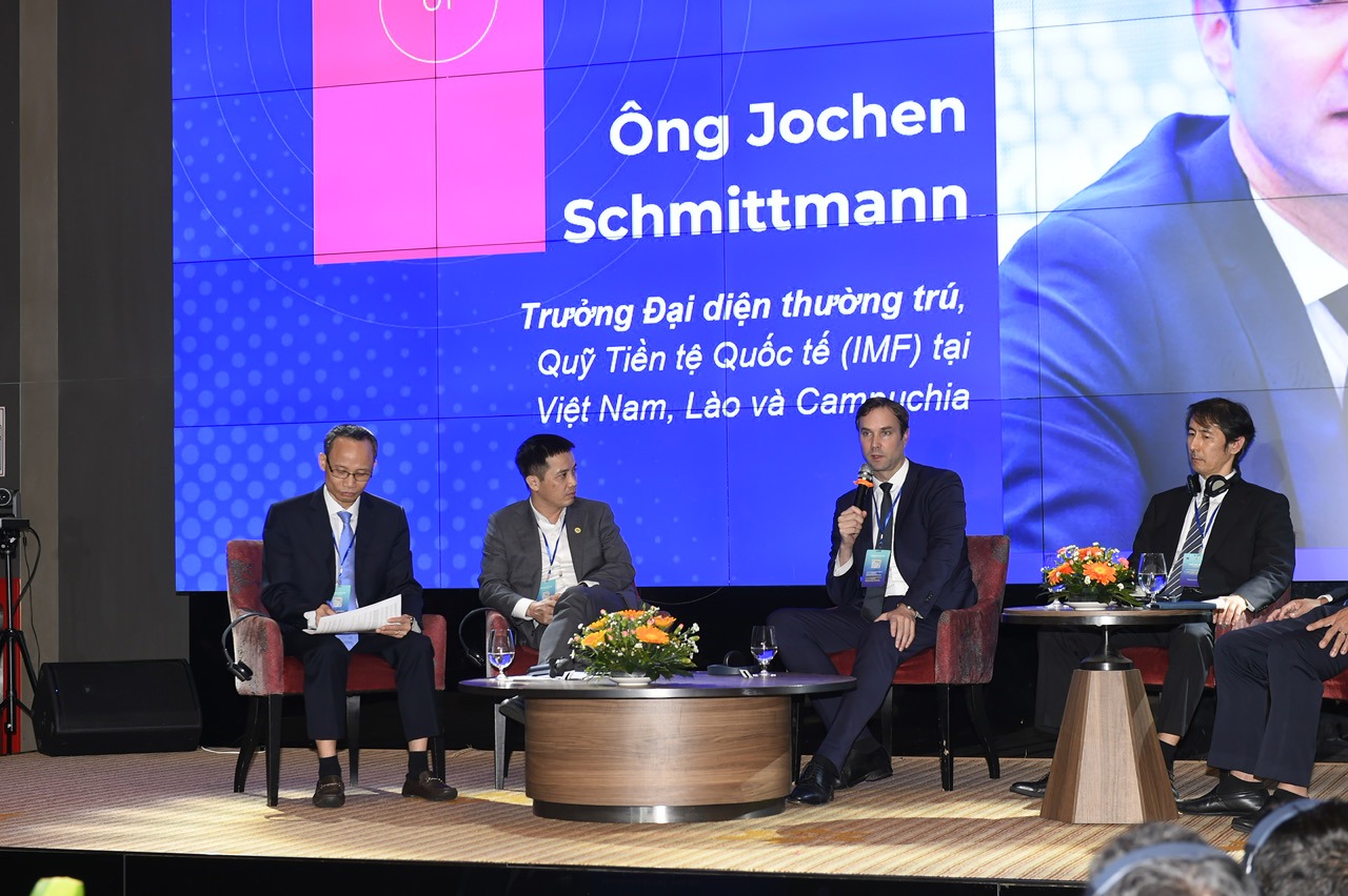 Ông Jochen Schmittmann - Trưởng Đại diện thường trú, Quỹ Tiền tệ Quốc tế tại Việt Nam, Lào và Campuchia phát biểu tại Diễn đàn.