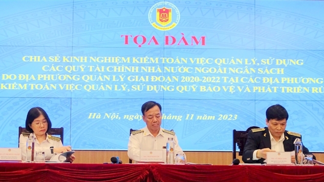 Các đại biểu chủ trì tọa đàm .