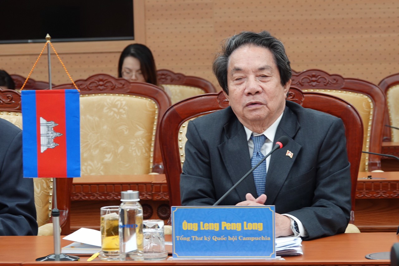 Ông Leng Peng Long - Tổng Thư ký Quốc hội Campuchia phát biểu tại buổi làm việc.