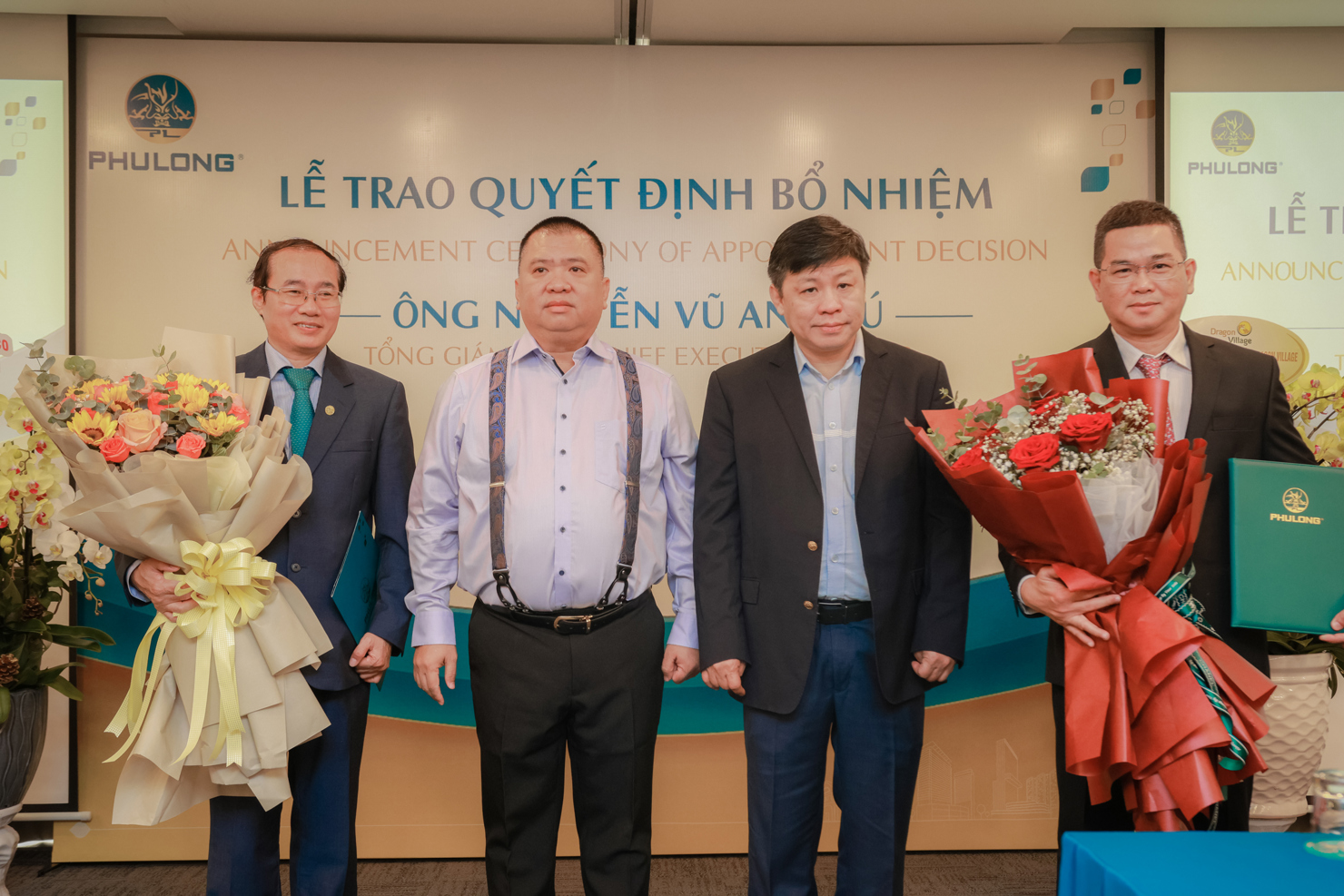 Ông Nguyễn Vũ Anh Tú (bên phải) chính thức giữ chức vụ Tổng Giám đốc Công ty Phú Long. Ảnh: Phú Long