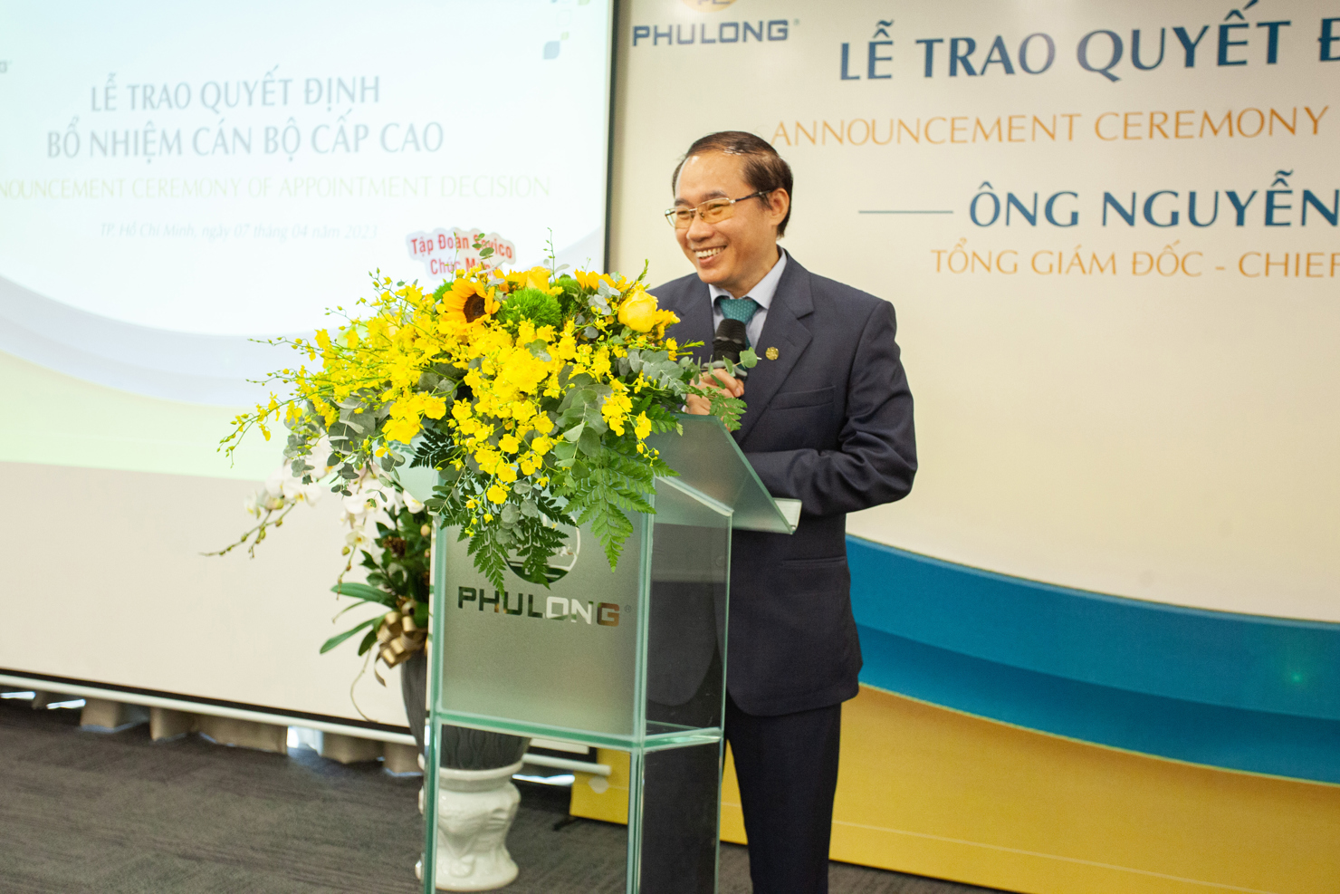 &Ocirc;ng Ph&ugrave;ng Chu Cường - Nguy&ecirc;n Tổng Gi&aacute;m đốc C&ocirc;ng ty Ph&uacute; Long gửi lời ch&uacute;c mừng v&agrave; b&agrave;y tỏ sự tin tưởng đối với T&acirc;n Tổng Gi&aacute;m đốc. Ảnh: Ph&uacute; Long