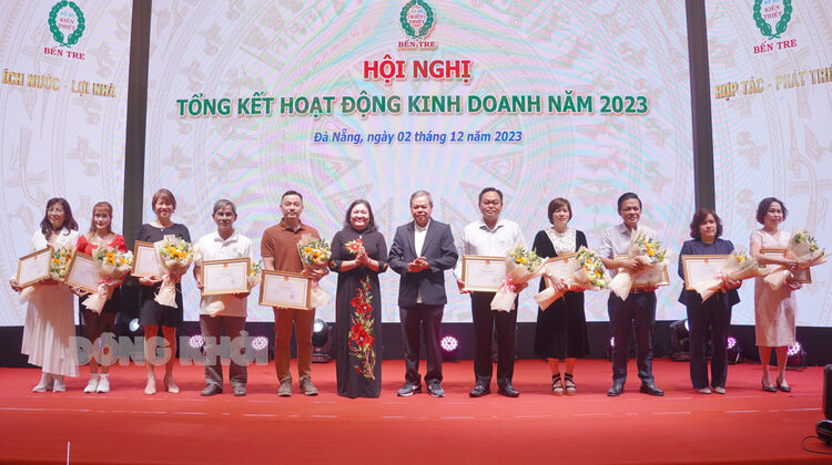 UBND tỉnh đã khen thưởng cho 42 cá nhân có thành tích xuất sắc trong kinh doanh năm 2023. Ảnh: Nhật Khoa