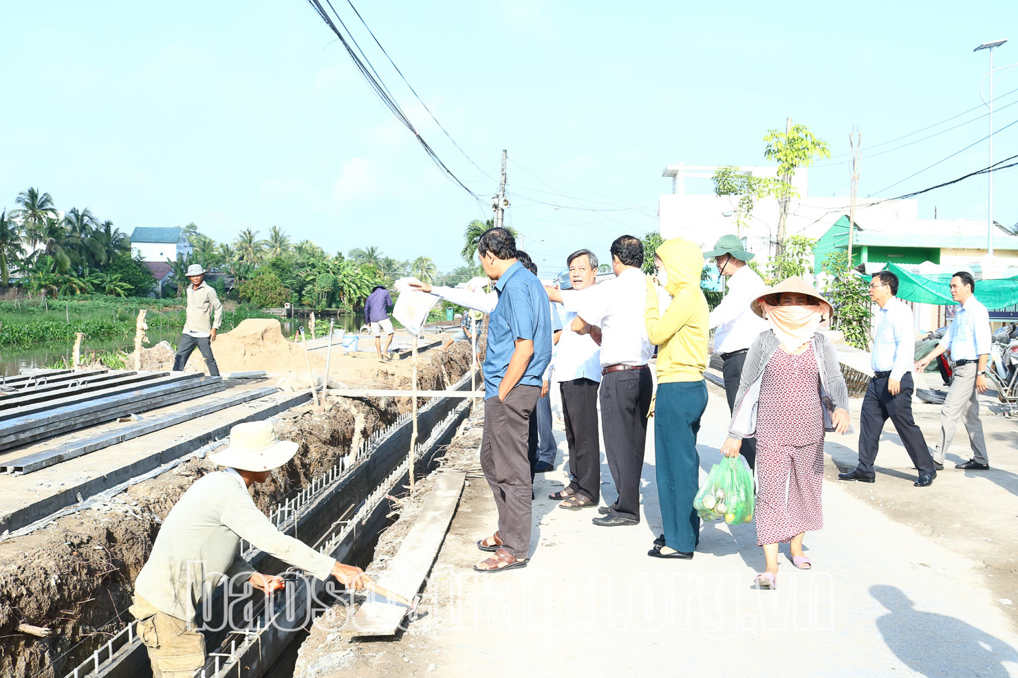 Đầu tư nâng cấp, xây dựng mới các công trình giao thông nông thôn trong xây dựng nông thôn mới ở huyện Thạnh Trị (Sóc Trăng). Ảnh: Xuân Nguyên