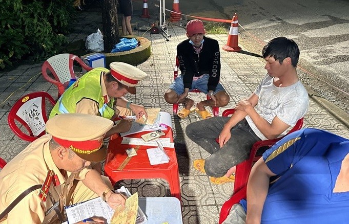 Nhiều tài xế vi phạm các quy định khi lưu thông trên Quốc lộ 20 bị lực lượng CSGT phát hiện, lập biên bản vi phạm hành chính.