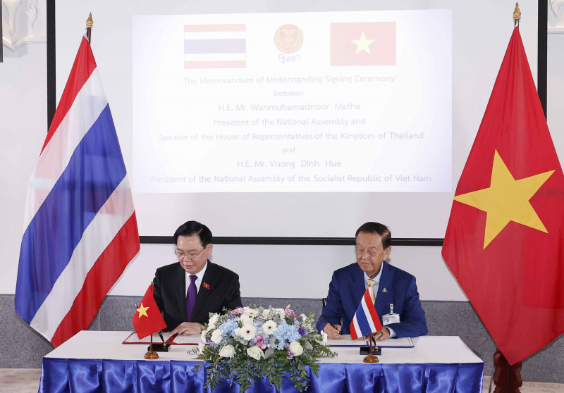 Chủ tịch Quốc hội Vương Đ&igrave;nh Huệ v&agrave; Chủ tịch Quốc hội, Chủ tịch Hạ viện Th&aacute;i Lan&nbsp;Wan Muhamad Noor Matha đ&atilde; k&yacute; Bản ghi nhớ hợp t&aacute;c giữa Quốc hội Việt Nam v&agrave; Hạ viện Th&aacute;i Lan. Ảnh: Do&atilde;n Tấn