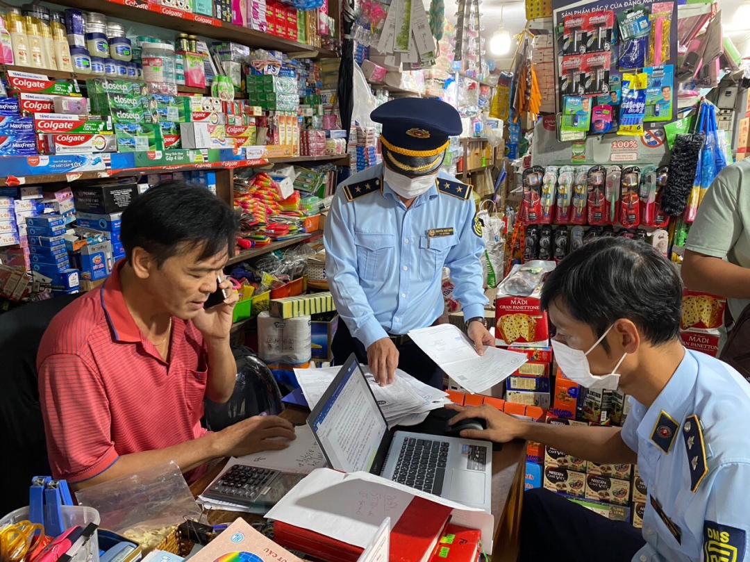 Lực lượng quản lý thị trường kiểm tra, kiểm soát tại một cửa hàng kinh doanh ở TP. Nha Trang. Ảnh: C.VÂN