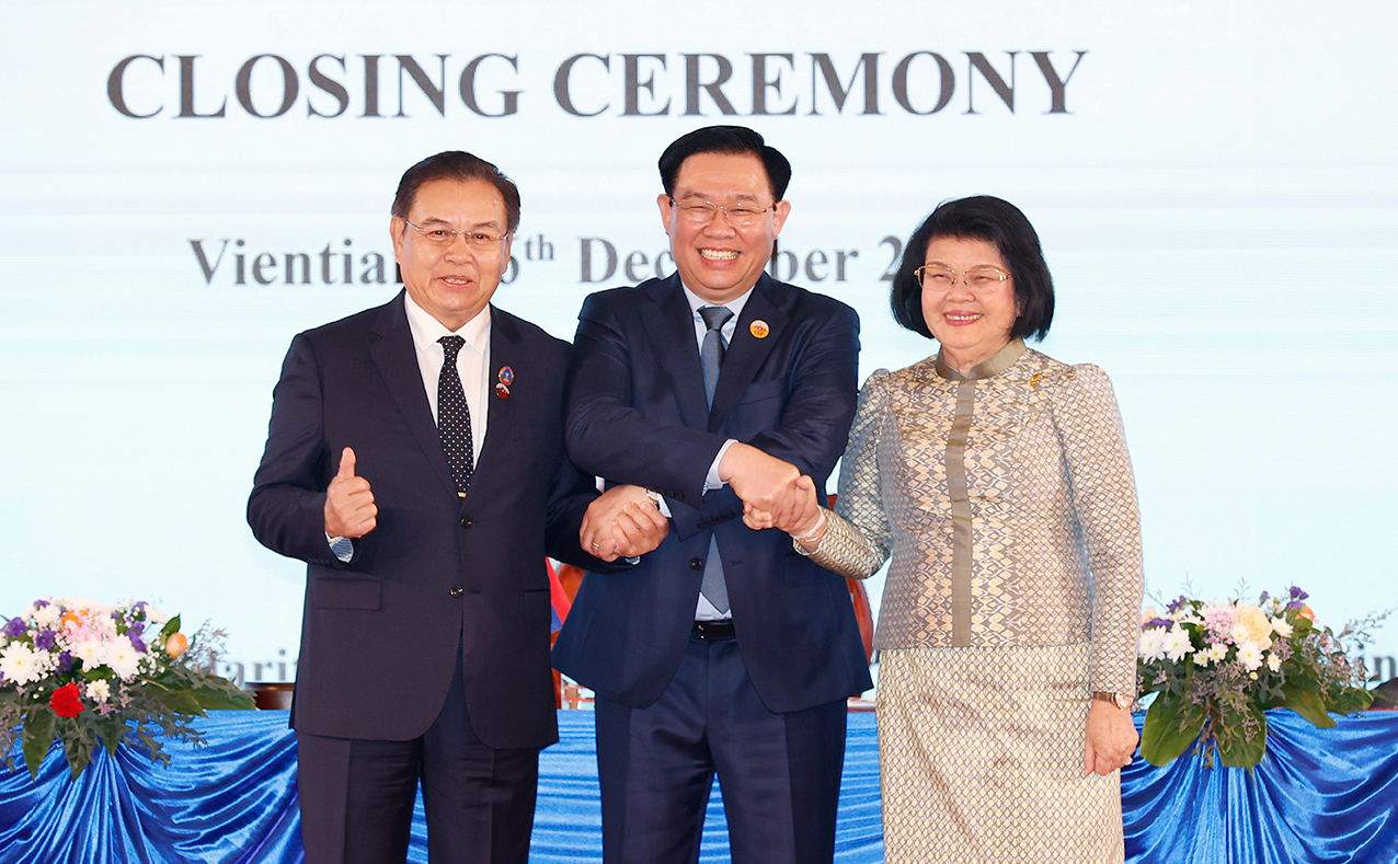 Chủ tịch Quốc hội Vương Đ&igrave;nh Huệ, Chủ tịch Quốc hội L&agrave;o Saysomphone Phomvihane v&agrave; Chủ tịch Quốc hội Vương quốc Campuchia Samdech Khuon Sudary. Ảnh: Do&atilde;n Tấn