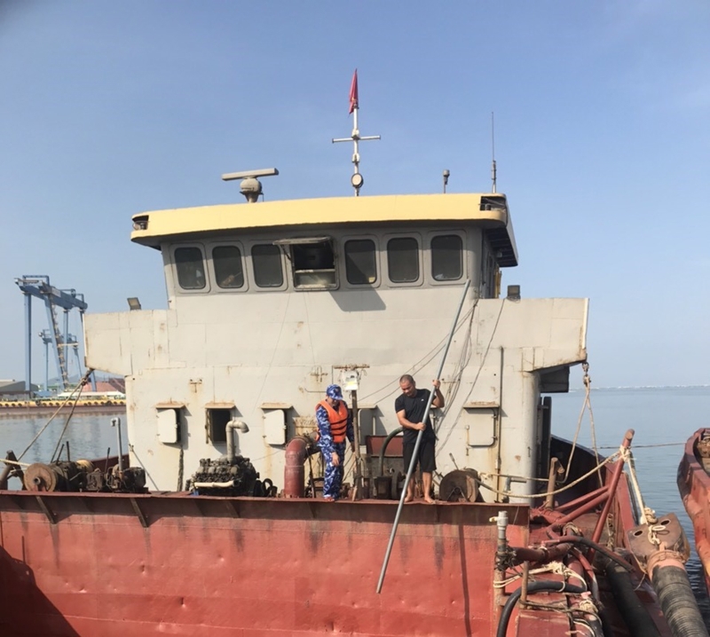  Đoàn trinh sát số 2, BTL CSB kiểm tra tàu vỏ sắt không có số hiệu. Ảnh: CSB cung cấp