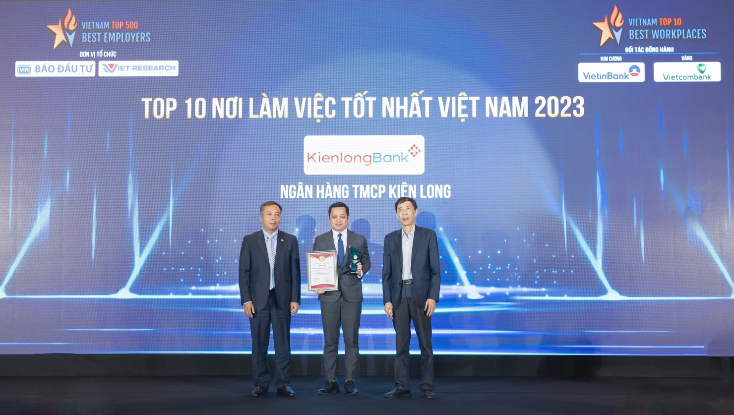 Phó Tổng Giám đốc Trần Hồng Minh vinh dự nhận giải thưởng Top 10 nơi làm việc tốt nhất ngành Ngân hàng của KienlongBank. Ảnh: KienlongBank.