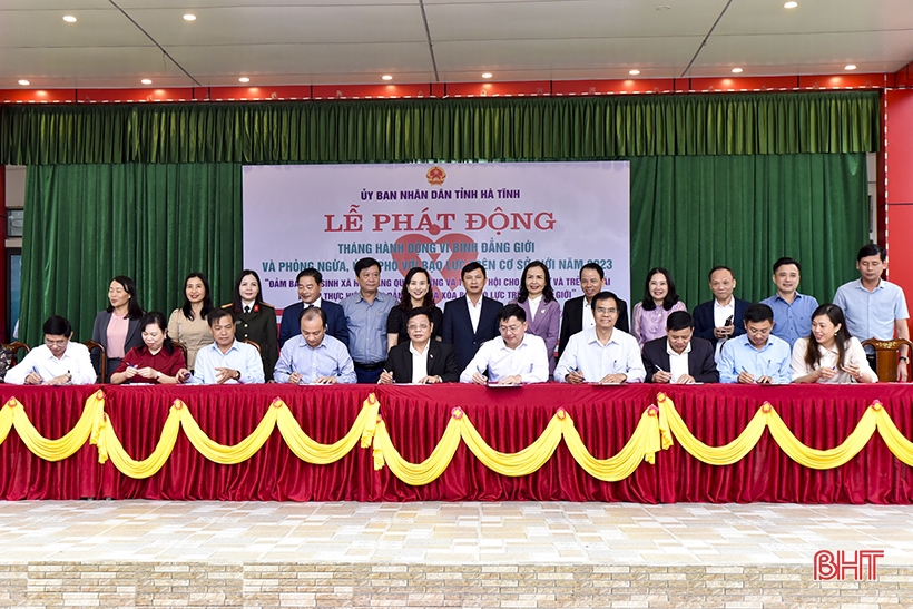 L&atilde;nh đạo Sở LĐ-TB&amp;XH, đại diện l&atilde;nh đạo 13 huyện, thị, th&agrave;nh phố k&yacute; cam kết triển khai thực hiện Th&aacute;ng h&agrave;nh động v&igrave; b&igrave;nh đẳng giới v&agrave; ph&ograve;ng ngừa, ứng ph&oacute; với bạo lực tr&ecirc;n cơ sở giới năm 2023.