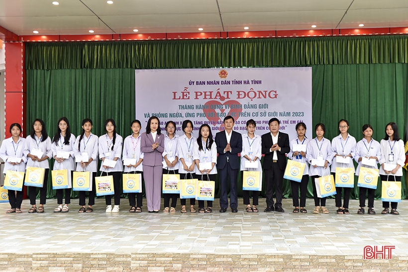 Ph&oacute; Chủ tịch UBND tỉnh L&ecirc; Ngọc Ch&acirc;u v&agrave; đại diện Sở LĐ-TB&amp;XH, Hội LHPN tỉnh trao qu&agrave; cho nữ sinh Trường THPT Cẩm Xuy&ecirc;n.