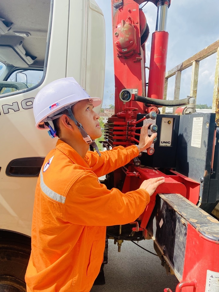 Điều khiển xe nâng đưa công nhân lên làm việc trên lưới điện