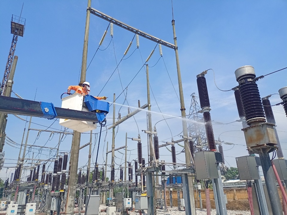 Thực hiện vệ sinh cách điện trên đường dây đang mang điện bằng nước áp lực cao