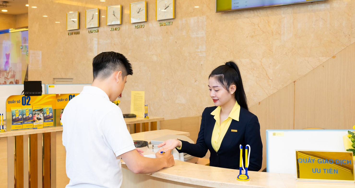 Các ngân hàng thương mại đang triển khai nhiều giải pháp nhằm tăng cường khả năng tiếp cận vốn vốn của người dân. Ảnh: Nam A bank