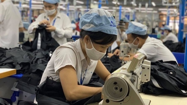 Việc thưởng Tết 2024 cho người lao động sẽ do doanh nghiệp quyết định dựa trên quy chế thưởng nội bộ, bên cạnh tình hình sản xuất, kinh doanh của doanh nghiệp và mức độ hoàn thành công việc của người lao động. (Ảnh minh họa)