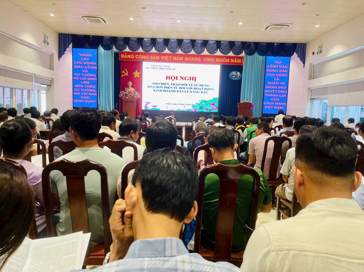 Hội nghị đã thu hút hơn 300 doanh nghiệp kinh doanh xăng dầu trên địa bàn tham dự. Ảnh: Kỳ Phương