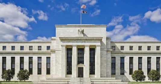 Cùng với quyết định giữ nguyên lãi suất, FOMC dự kiến sẽ có ít nhất ba lần cắt giảm lãi suất trong năm 2024. Ảnh: CNBC.