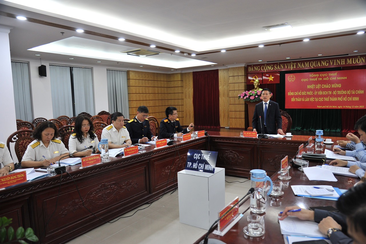 Bộ trưởng Hồ Đức Phớc đề nghị Cục Thuế TP. Hồ Chí Minh cần động viên khen thưởng kịp thời các cán bộ làm tốt nhiệm vụ. Ảnh: Thanh Sơn