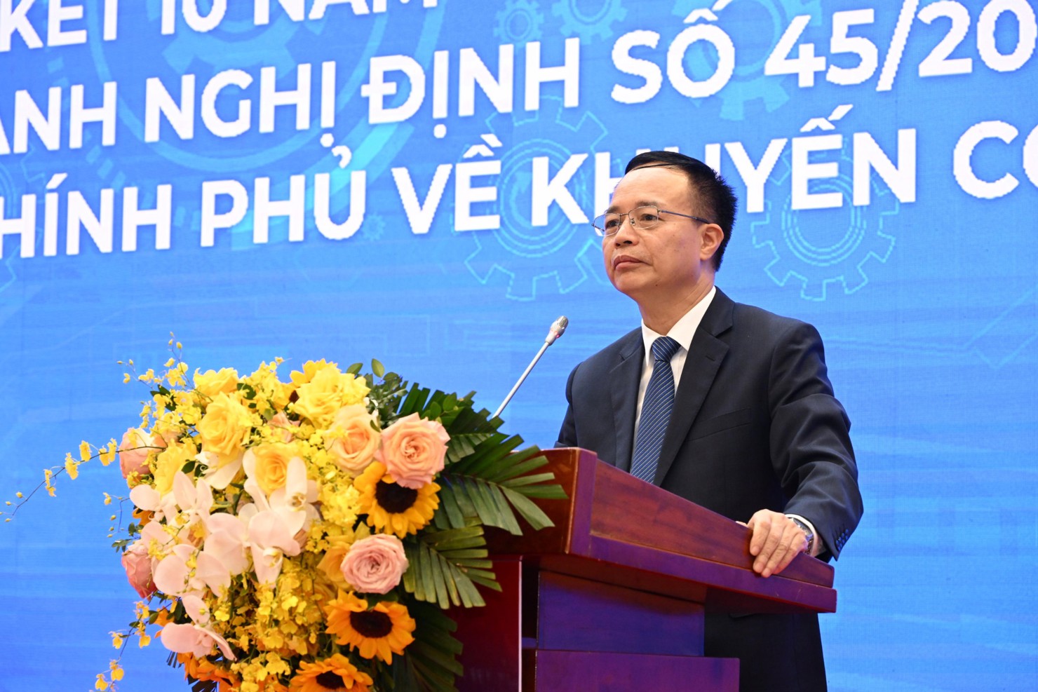 Cục trưởng Ngô Quang Trung báo cáo tóm tắt về công tác khuyến công trong 10 năm triển khai Nghị định số 45/2012/NĐ-CP. Ảnh: Thu Hương