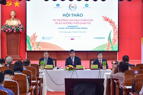 Lãnh đạo Bộ NN&PTNT và tỉnh Hậu Giang chủ trì hội thảo. Ảnh: Y. Linh