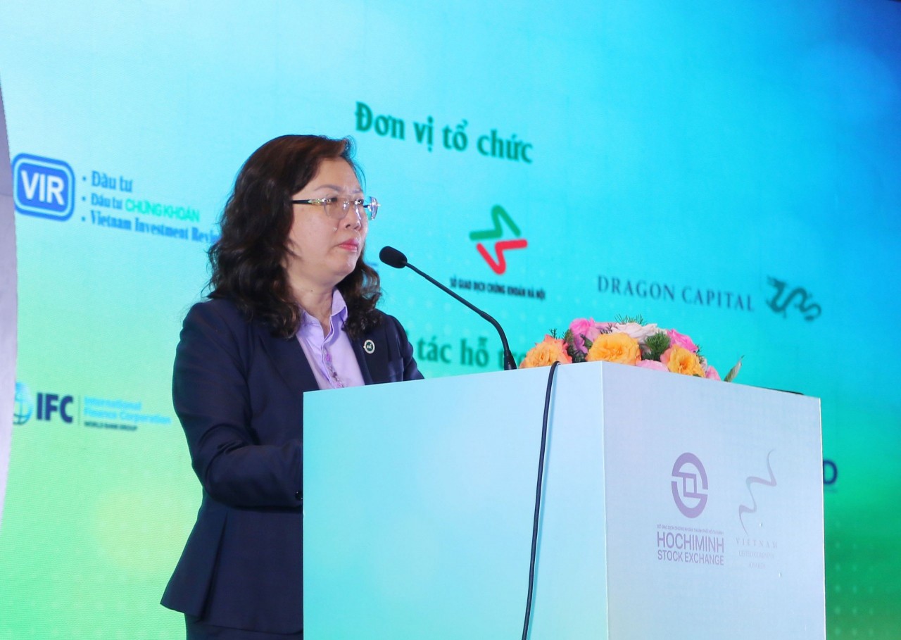 Chủ tịch Ủy ban Chứng khoán Nhà nước Vũ Thị Chân Phương phát biểu tại Lễ trao giải. 